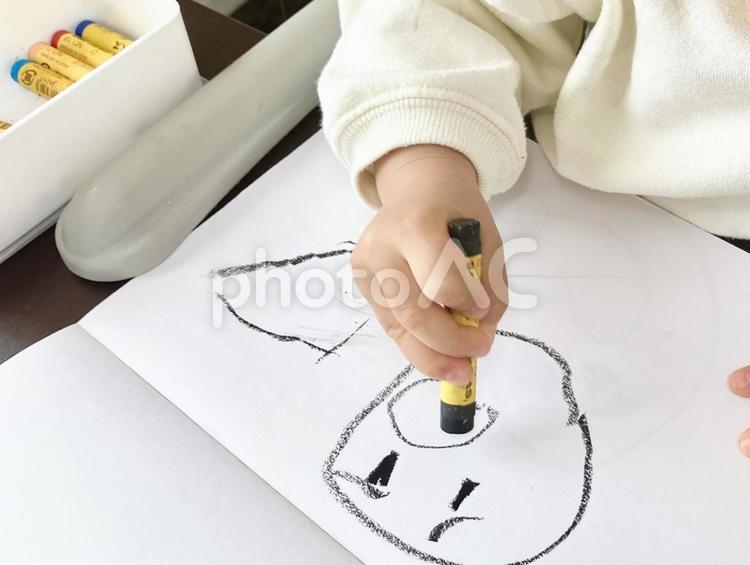 赤ちゃんのお絵描き  お絵描き,絵,描くの写真素材