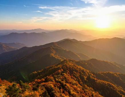 秋の山々と紅葉のグラデーション 秋の山々と紅葉のグラデーションの写真