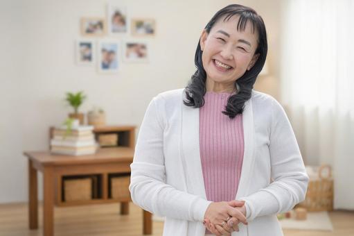 笑顔で優しそうな女性 笑顔,女性,シニアの写真素材