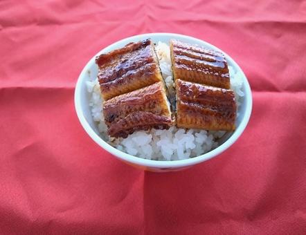 ごはんにのせたうなぎの蒲焼き ごはんにのせたうなぎの蒲焼きの写真