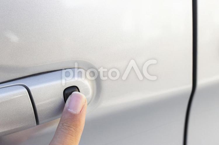 自動車ドアのボタンを押す男性の指 自動車,車,男性の写真素材