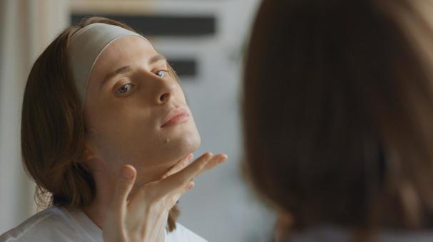 鏡に映った顎を触るヘアバンドをした男性 男性,外国人,欧米人の写真素材