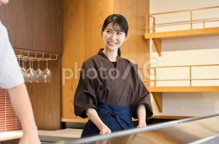楽しく働く和食の従業員 男性,女性,中居の写真素材
