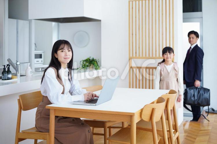 在宅ワークの女性とビジネスマンの男性と女の子 女性,女の子,男性の写真素材