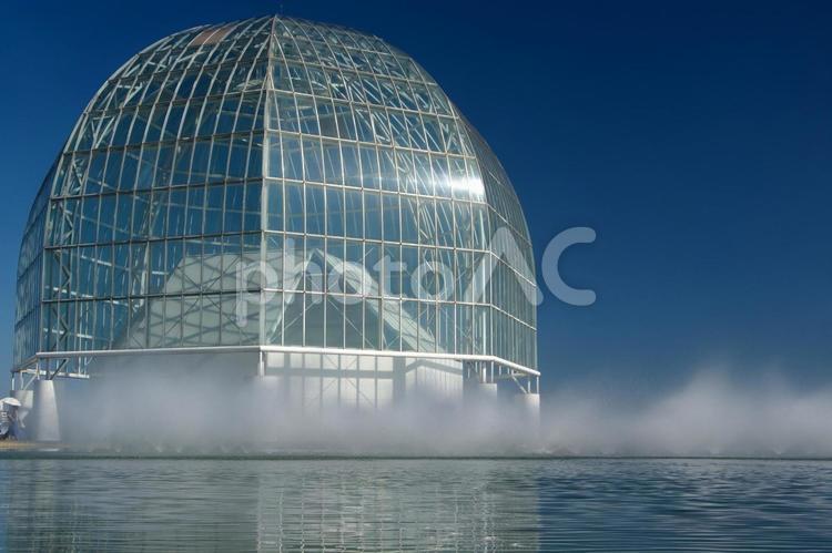 葛西臨海水族園のガラスドーム（横） 空,背景,ガラスドームの写真素材