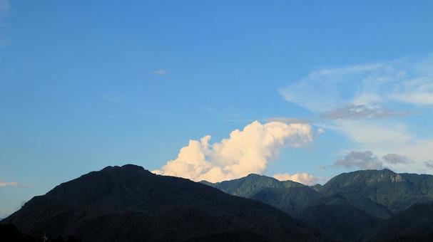 白馬の朝の夏山と入道雲 白馬の朝の夏山と入道雲の写真