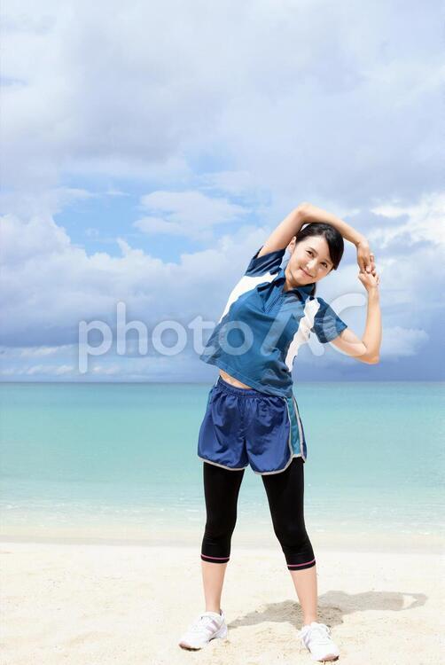 南国沖縄の美しいビーチでストレッチをする女性 沖縄,女性,女の写真素材