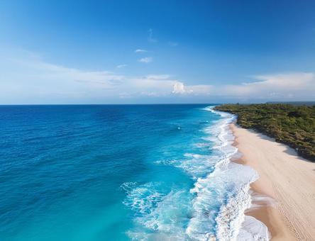 夏の青空とエメラルドグリーンの海と森林 夏の青空とエメラルドグリーンの海と森林の写真