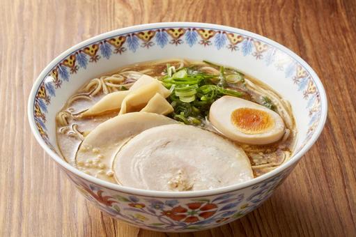 背脂醤油ラーメン 背脂醤油ラーメンの写真