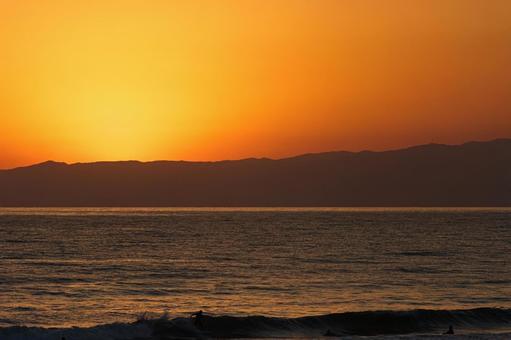 冬の湘南の海と夕日 冬の湘南の海と夕日 夕暮れ,海,湘南の写真素材