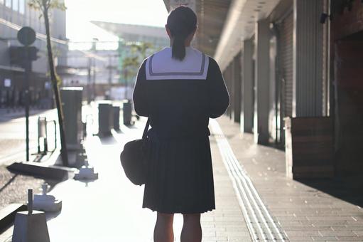 朝日に 朝日に 光,女性,後ろ姿の写真素材