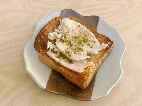 鶏ハムスライスの乗ったトースト トースト,サンドイッチ,サンドウィッチの写真素材