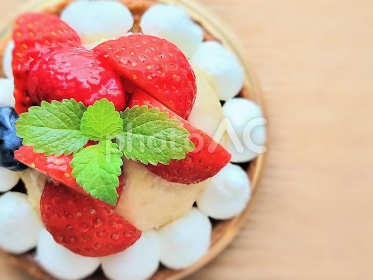いちごとブルーベリーのタルト いちご,ケーキ,スイーツの写真素材