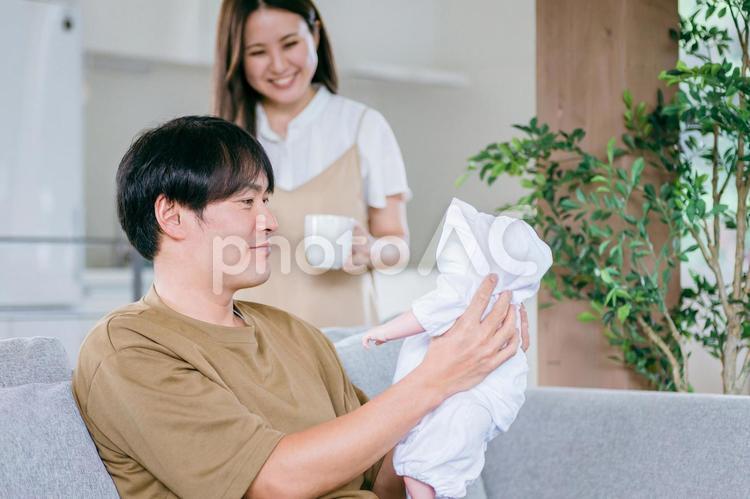 赤ちゃんを世話する男性と女性 赤ちゃん,出産,夫婦の写真素材