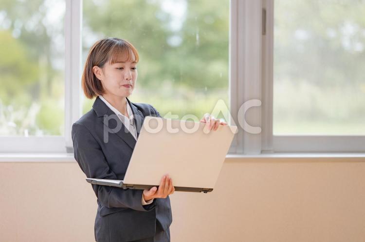 PCを立ち上げるビジネスウーマン ビジネスウーマン,スーツ,女性の写真素材