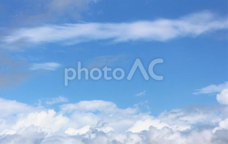 山際の雨を降らすような雲と上空の雲 空,雲,流れの写真素材
