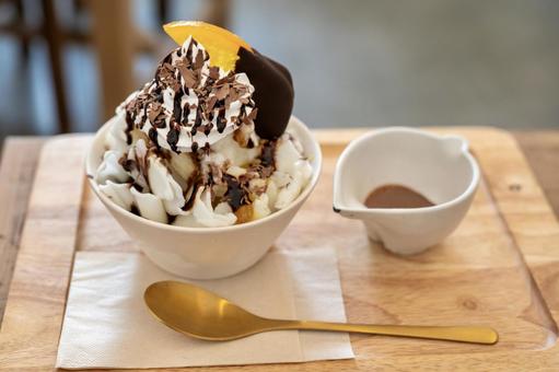 チョコソース付きチョコオレンジかき氷 チョコソース付きチョコオレンジかき氷 かき氷,夏,チョコの写真素材