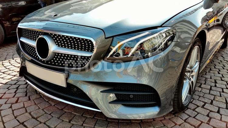 自動車クーペ　メルセデスベンツCクラス6 大人,背景,カッコイイの写真素材