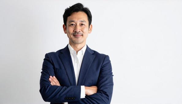 腕組みをするビジネスパーソン 腕組みをするビジネスパーソンの写真