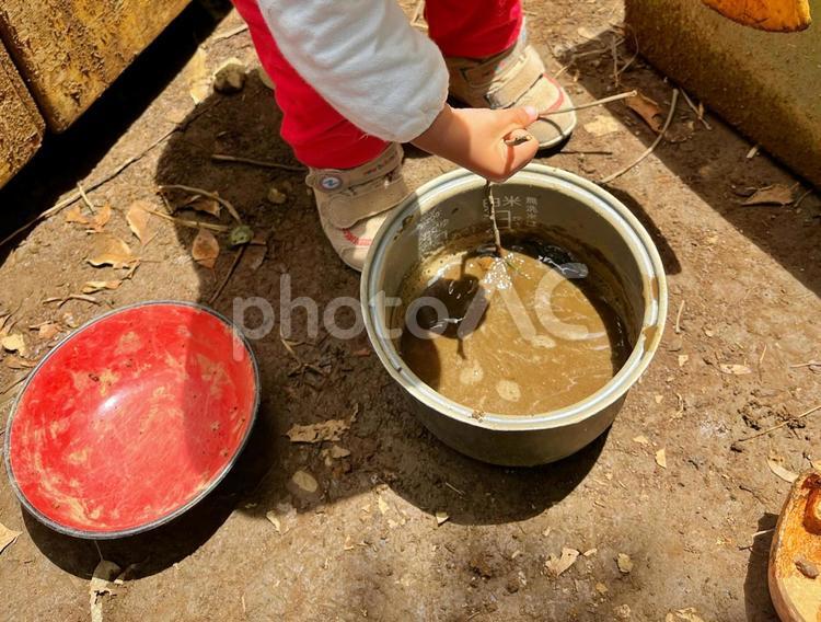 泥んこ遊び 子ども,遊び,幼稚園の写真素材