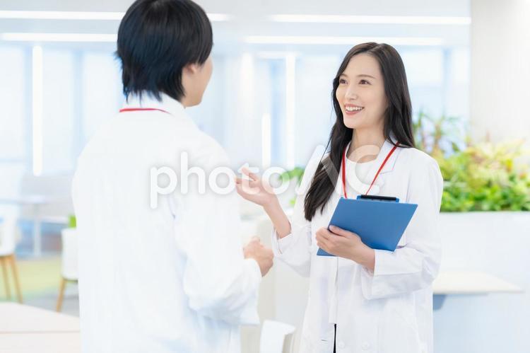 病院で打ち合わせをする医者 医者,病院,会議の写真素材