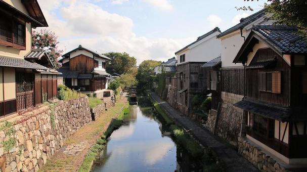 初秋の八幡堀沿いの白壁の土蔵と遊覧船 初秋の八幡堀沿いの白壁の土蔵と遊覧船 八幡堀,初秋,白壁の写真素材