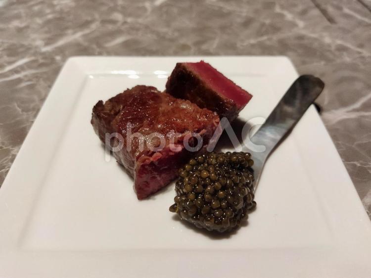 フィレ肉とキャビア キャビア,フィレ,焼肉の写真素材