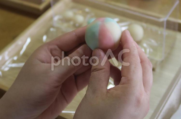 白餡に色のついた餡を包んだ手 和菓子,練り切り,手毬の写真素材