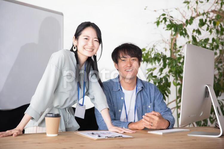 オフィスでミーティングする男女の会社員 ビジネス,クリエイター,エンジニアの写真素材