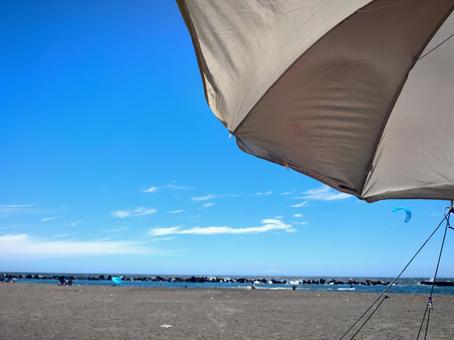 夏のビーチの風景とパラソル 夏のビーチの風景とパラソル ビーチパラソル,日除け,太陽光の写真素材