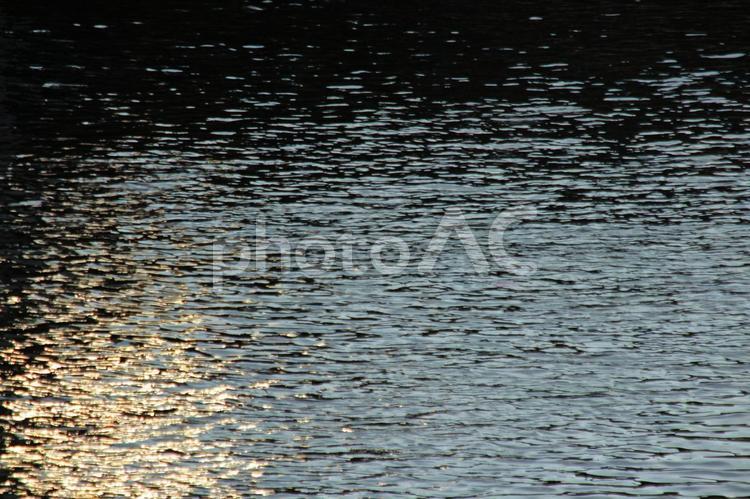 夕暮れの水面 水面,夕暮れ,日暮れの写真素材