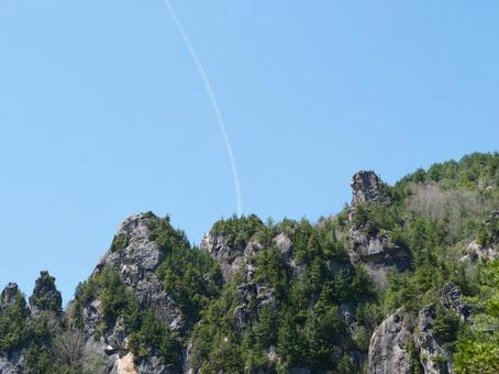 小川山の岩峰と飛行機雲 小川山の岩峰と飛行機雲 小川山,北杜市,川上村の写真素材