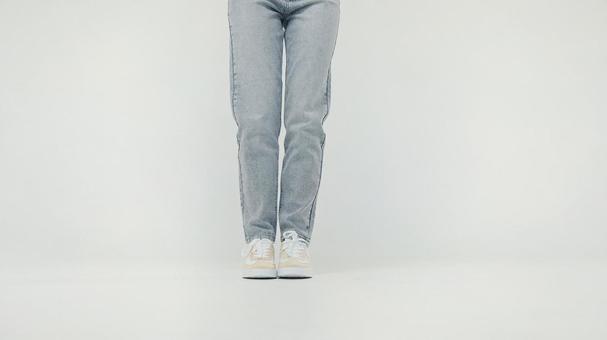 両足を揃えて立つ人の足元 両足を揃えて立つ人の足元の写真