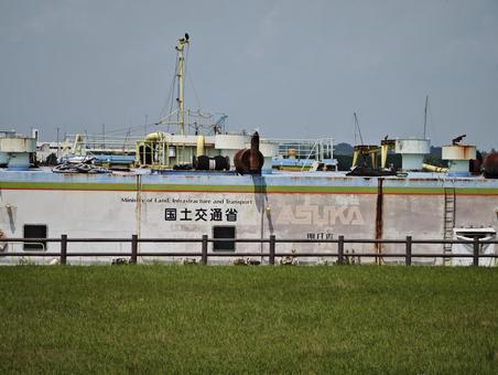 緑の岸辺と国土交通省の船ASUKA 船,作業船,船舶の写真素材