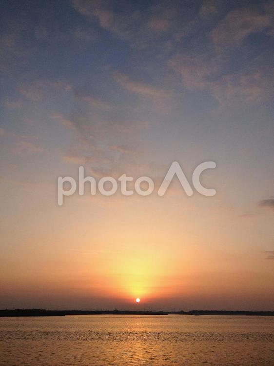 日の出と海と空 日の出,朝焼け,空の写真素材