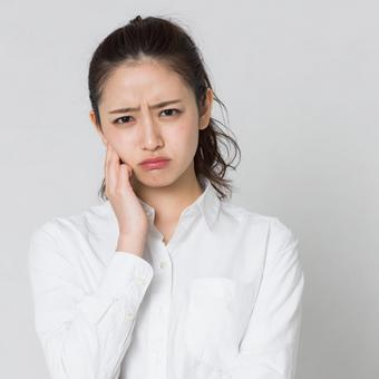 問題を抱えるような表情の女性 問題を抱えるような表情の女性の写真