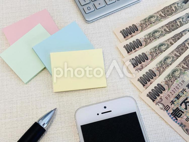 お金（5万円）と付箋とスマホ お金,電卓,付箋の写真素材
