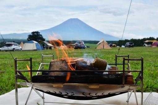 富士山を見ながら焚火でBBQ 風景,キャンプ,カーサイドの写真素材