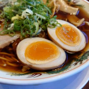 卵が載って美味しそうなラーメン 卵が載って美味しそうなラーメンの写真