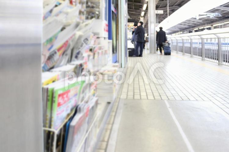 駅の売店とサラリーマン 週刊誌,新聞,マスコミの写真素材