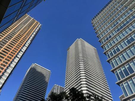 武蔵小杉タワーマンション青空に向かって 武蔵小杉,タワーマンション,タワマンの写真素材