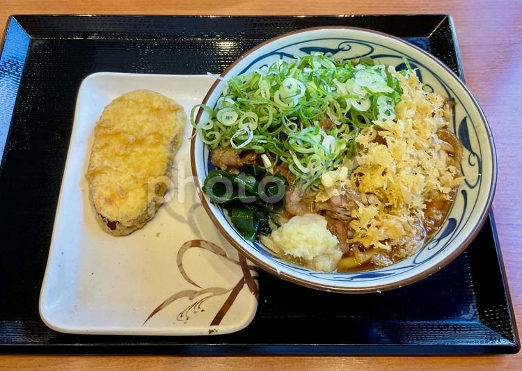 肉うどんとサツマイモの天ぷら 肉うどん,うどん,麺類の写真素材