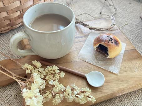 カフェオレとミニあんぱん カフェオレ,コーヒー,あんぱんの写真素材