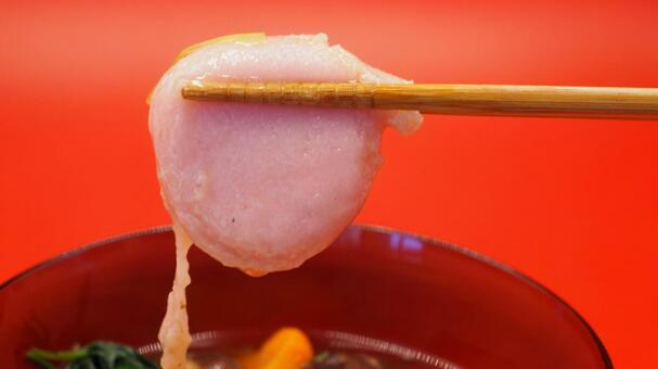 お雑煮・自家製正月料理（食べるシーン） 正月料理,お雑煮,紅白の写真素材