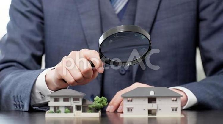虫眼鏡で家の調査をするビジネスマン 不動産鑑定士,調べる,査定の写真素材