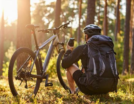 クロスバイクツーリングで山と緑の中で休憩 クロスバイクツーリングで山と緑の中で休憩の写真
