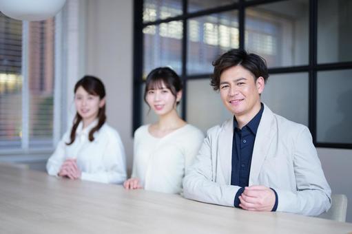 横に並んで座る男女 横に並んで座る男女 男女,ビジネス,笑顔の写真素材