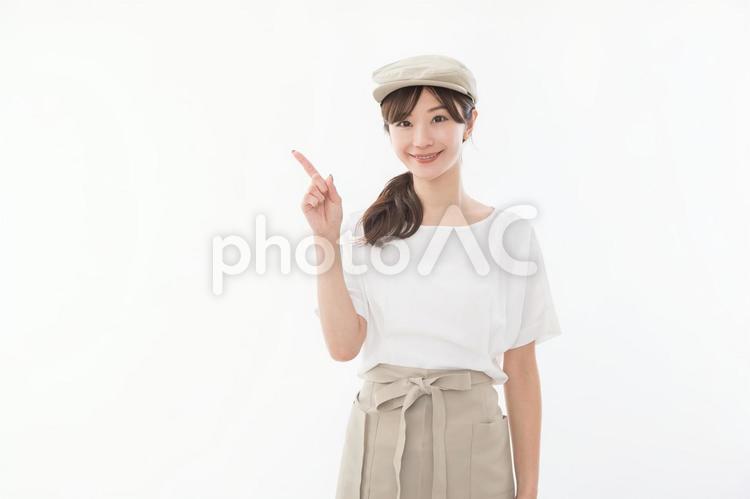 カフェ　店員　指差し カフェ,女性,指差しの写真素材