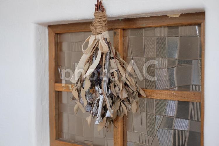 アンティークな室内窓とドライフラワー クラシック,一軒家,北欧風の写真素材