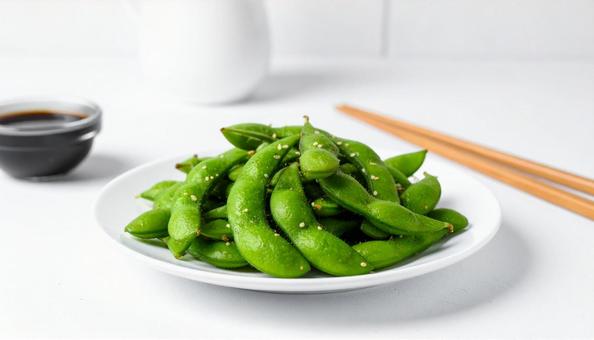 皿にのった枝豆 皿にのった枝豆の写真